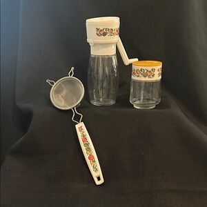 Spice of Life kitchen pattern 3 pieces good vintage cond. nut chopper shaker